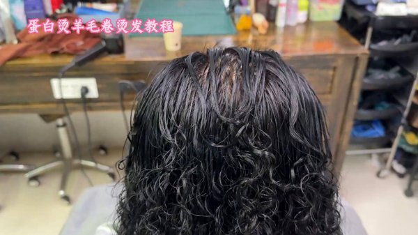 卵白烫时刻分析：羊毛鬈发根补烫，幸免发尾二次伤害！